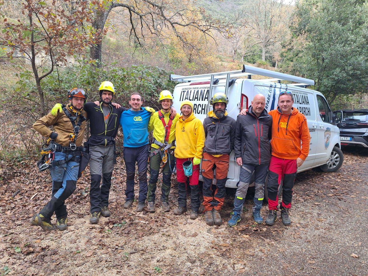 team addetto alla costruzione parchi avventura di Italiana Parchi