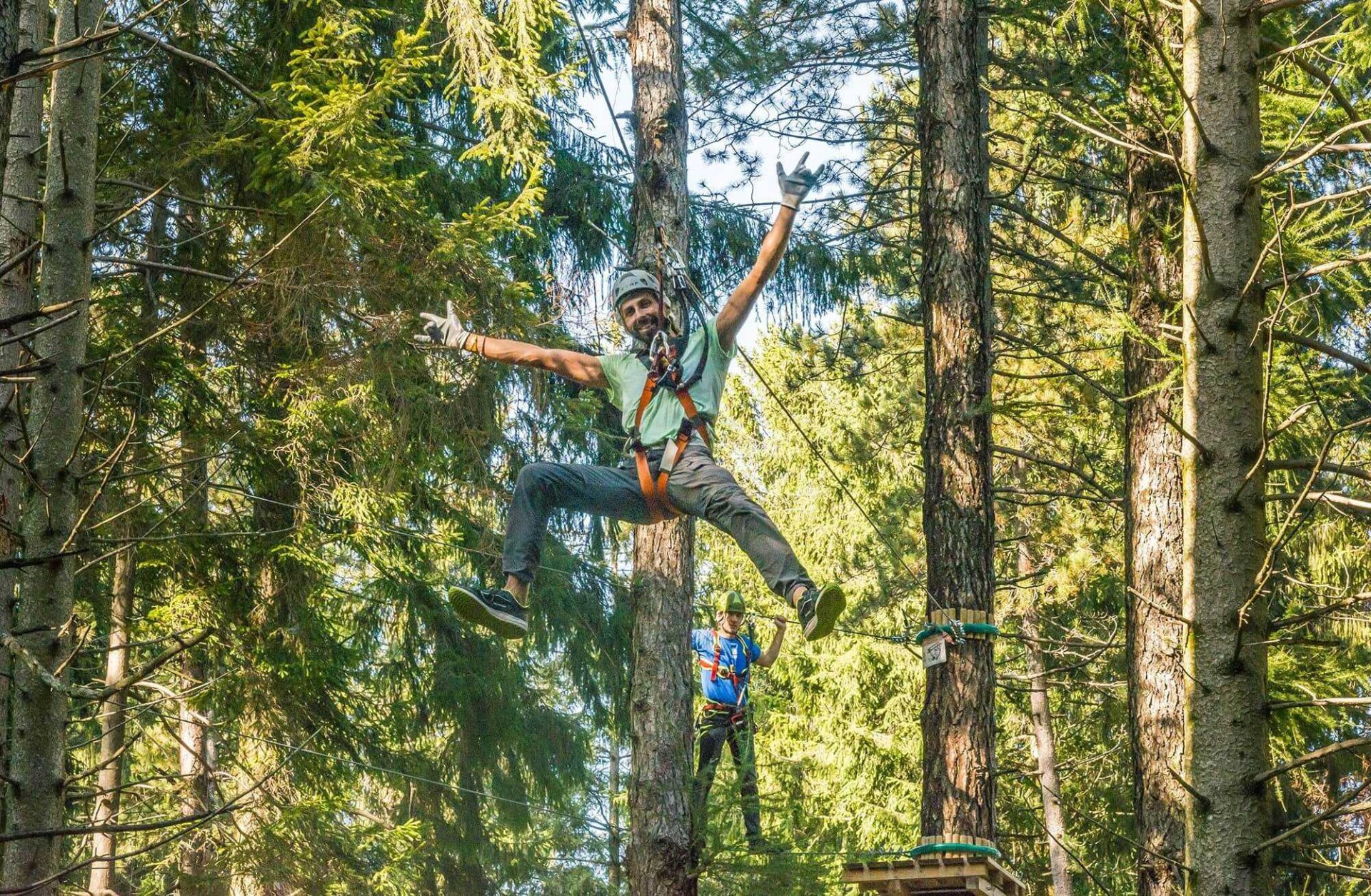 Ragazzo si diverte su percorso con carrucola al jungle raider park