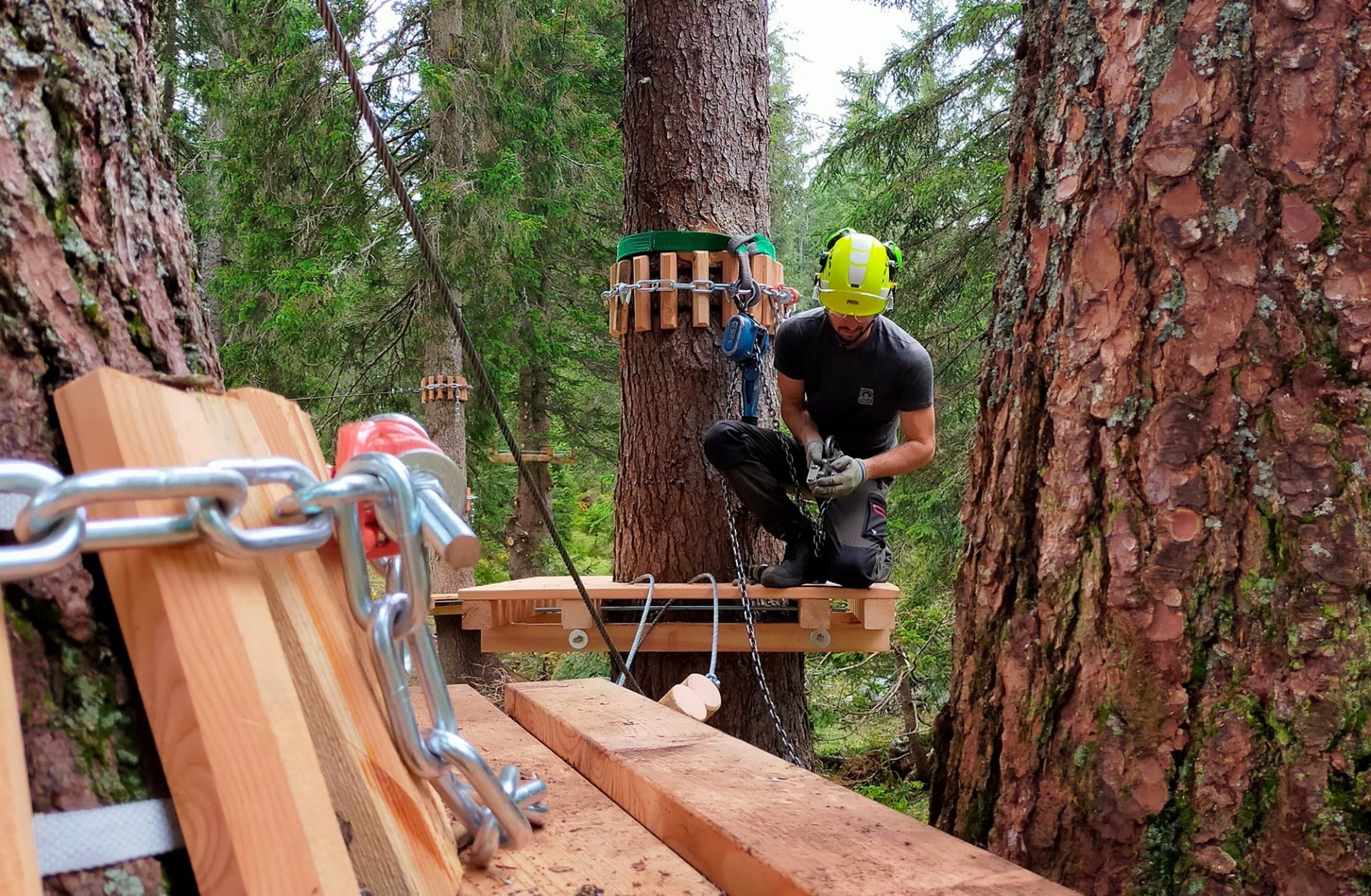 Team italiana parchi costruisce percorso con linea vita continua