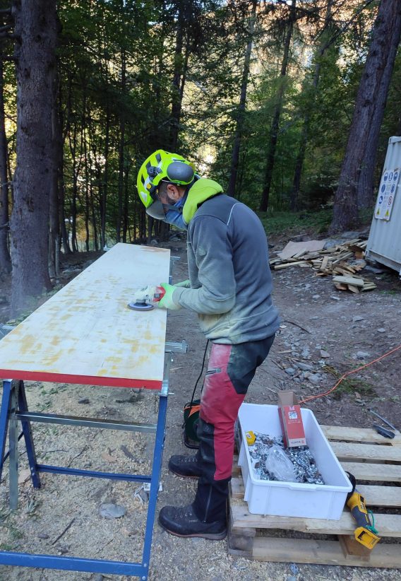 Team italiana parchi costruisce passaggio percorso su alberi