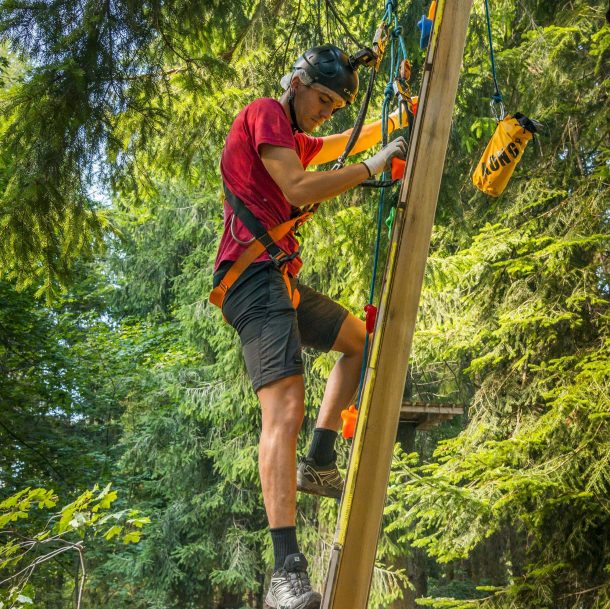 Ragazzo su percorso muro arrampicata al jungle raider park 2