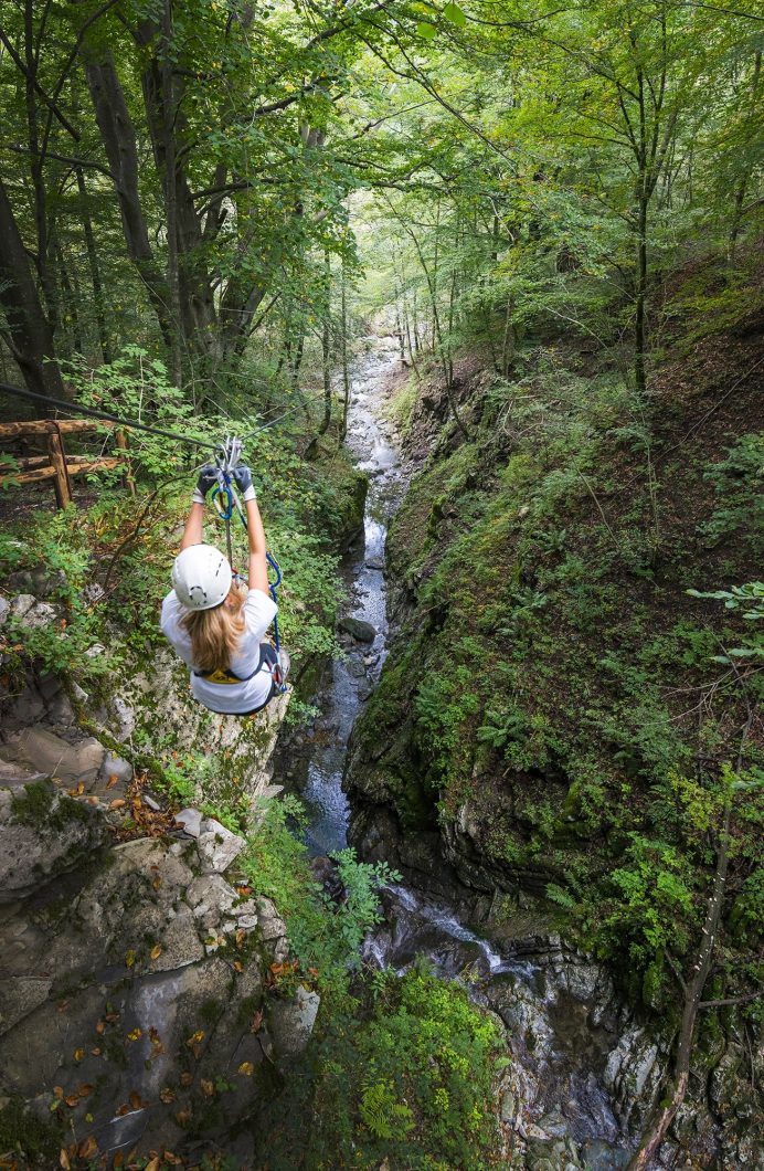Ragazza su carrucola al parco avventura