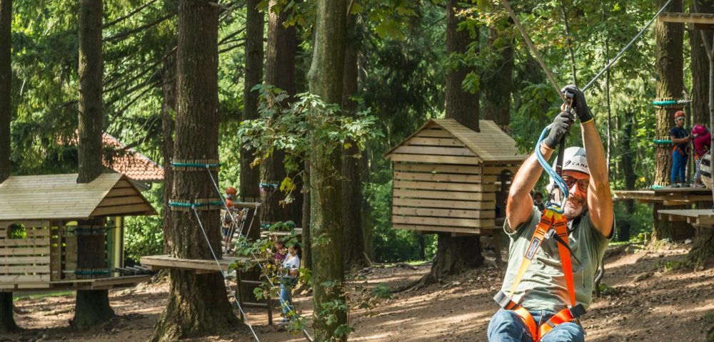 Costruzione percorso con case su alberi al parco avventura jungle raider park albavilla