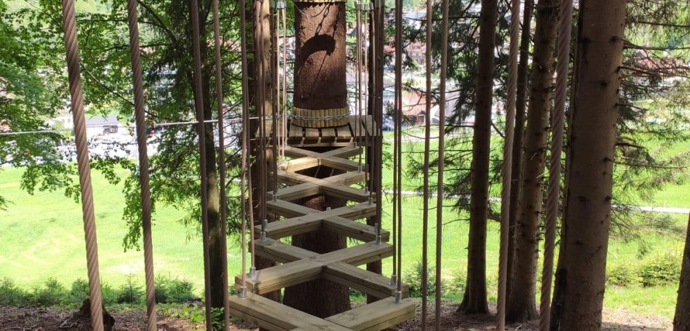 Costruzione percorso croce sospesa parco avventura madessa