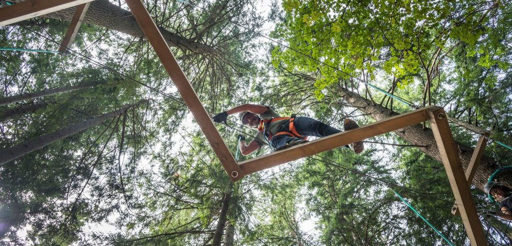 Costruzione percorso ponte assi incrociate parco avventura jungle raider park albavilla