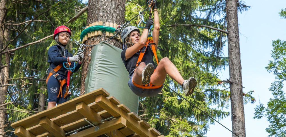 Costruzione percorso su alberi parco avventura jungle raider park margno