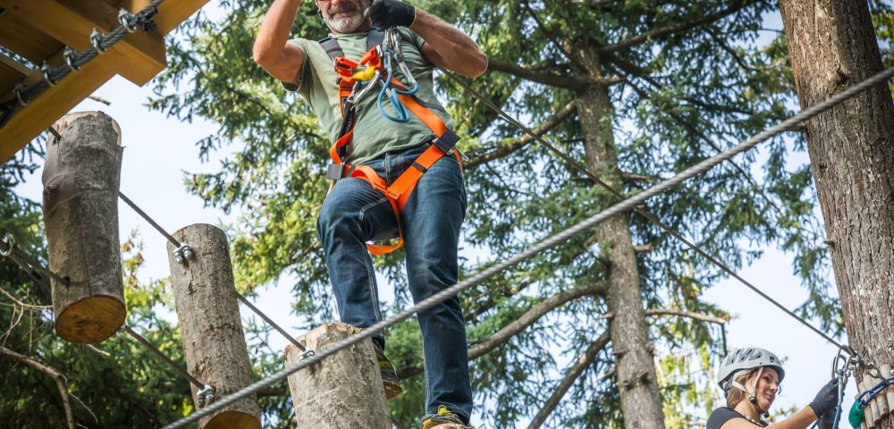 Costruzione percorso tronchetti verticali parco avventura jungle raider park albavilla