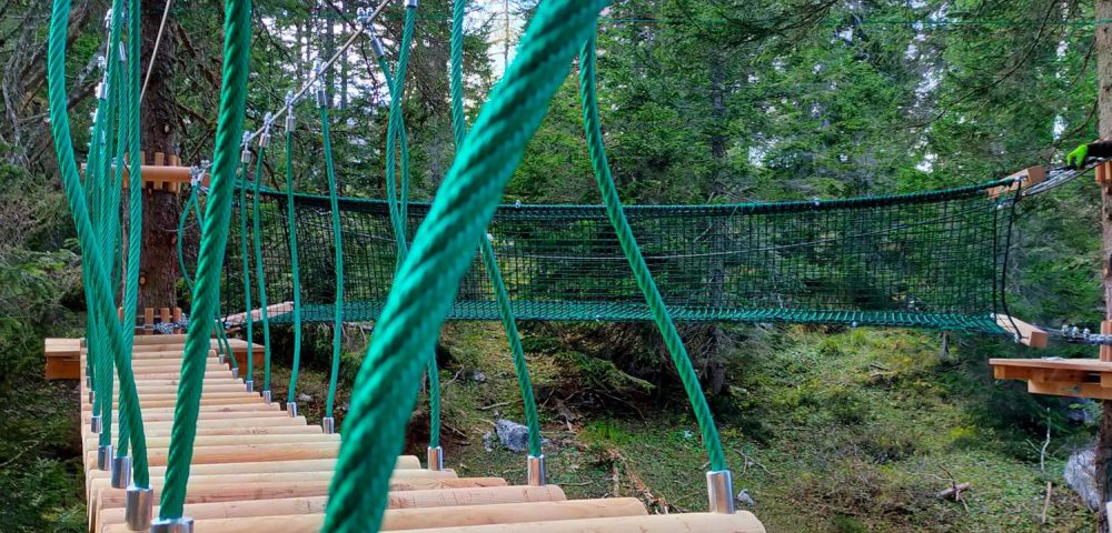 Particolare passaggio ponte a tronchetti parco avventura madonna di campiglio