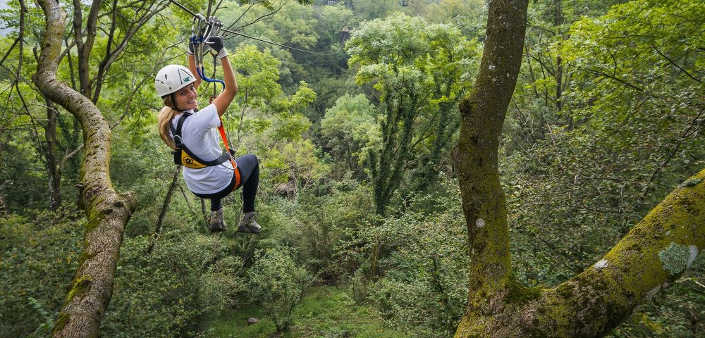 Ragazza su percorso zipline jrp xtreme